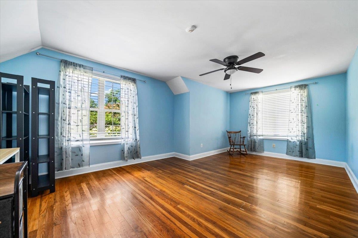 252 Barry Road Memphis, TN 38117 - Photo 29 of 39 second large bedroom on second floor.