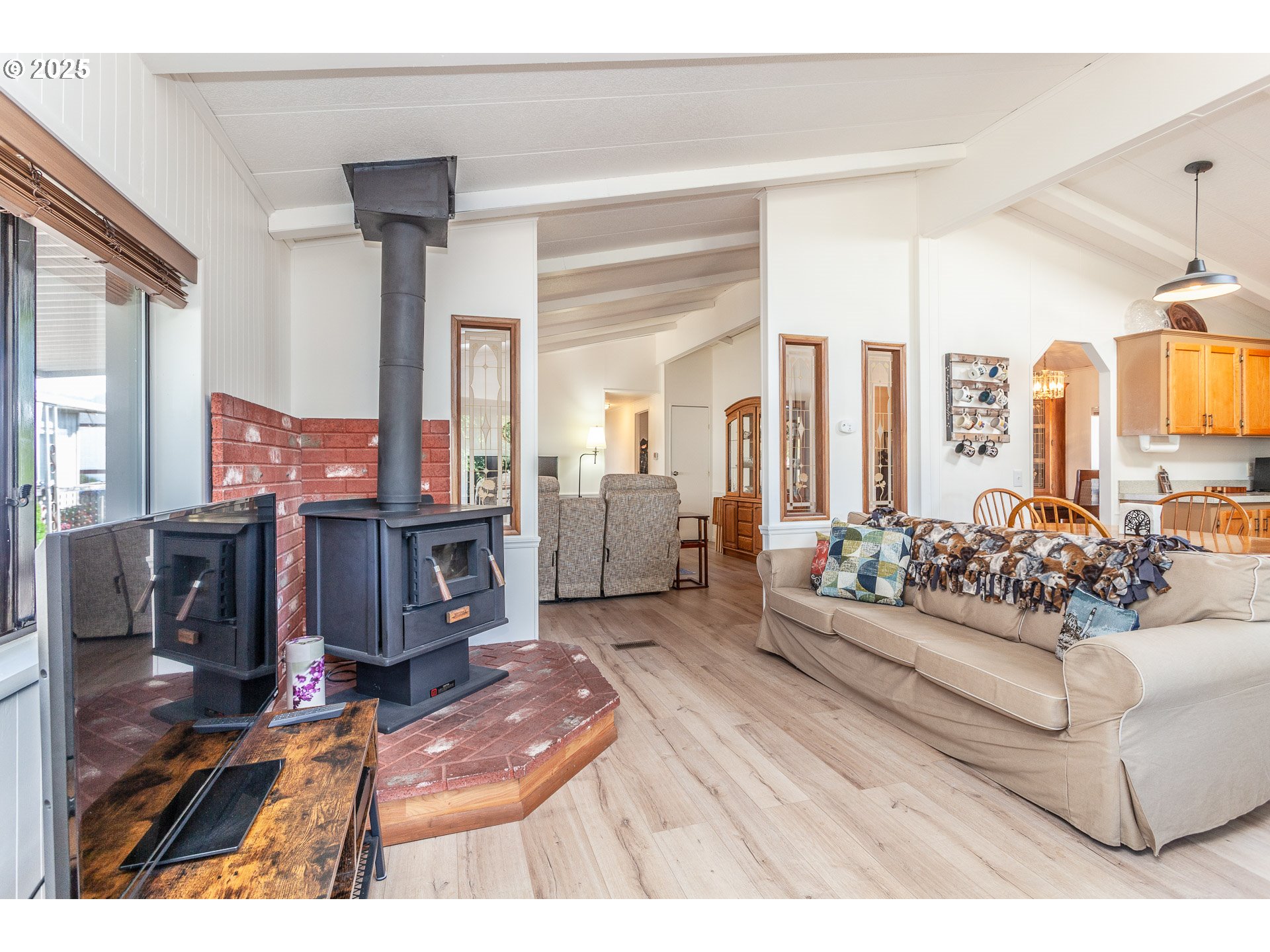 7455 Southeast King Road, Unit 53 Milwaukie, OR 97222 - Photo 14 of 33 a living room with furniture and a large window