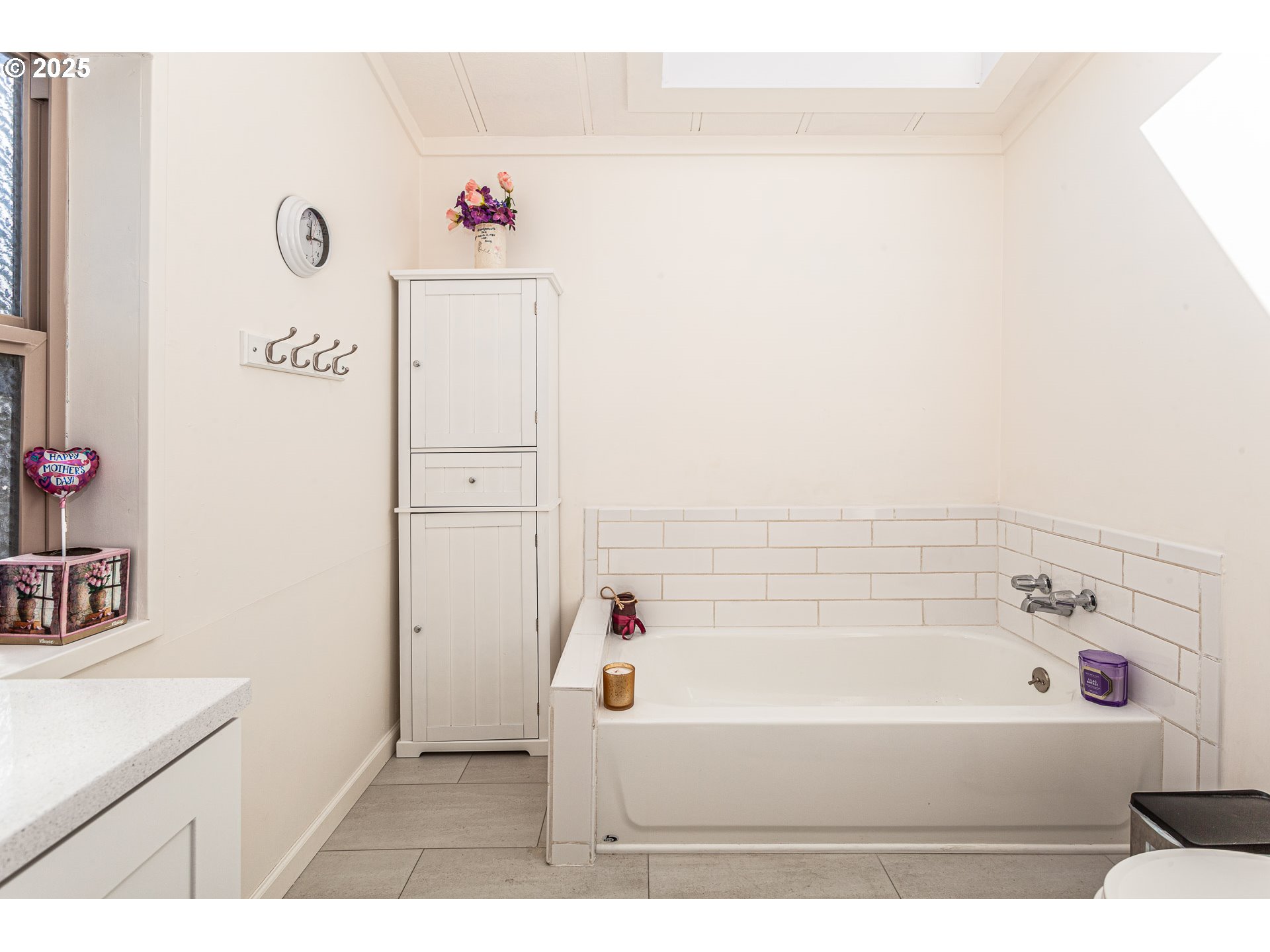 7455 Southeast King Road, Unit 53 Milwaukie, OR 97222 - Photo 18 of 33 a bathroom with a bathtub and a sink