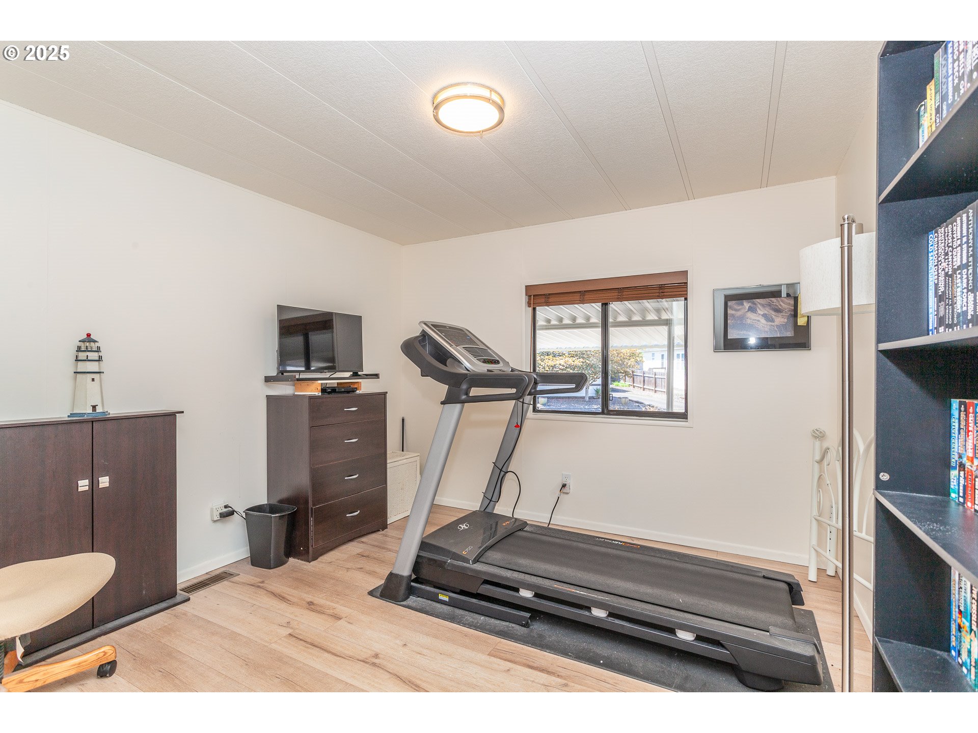 7455 Southeast King Road, Unit 53 Milwaukie, OR 97222 - Photo 21 of 33 a room with gym equipment
