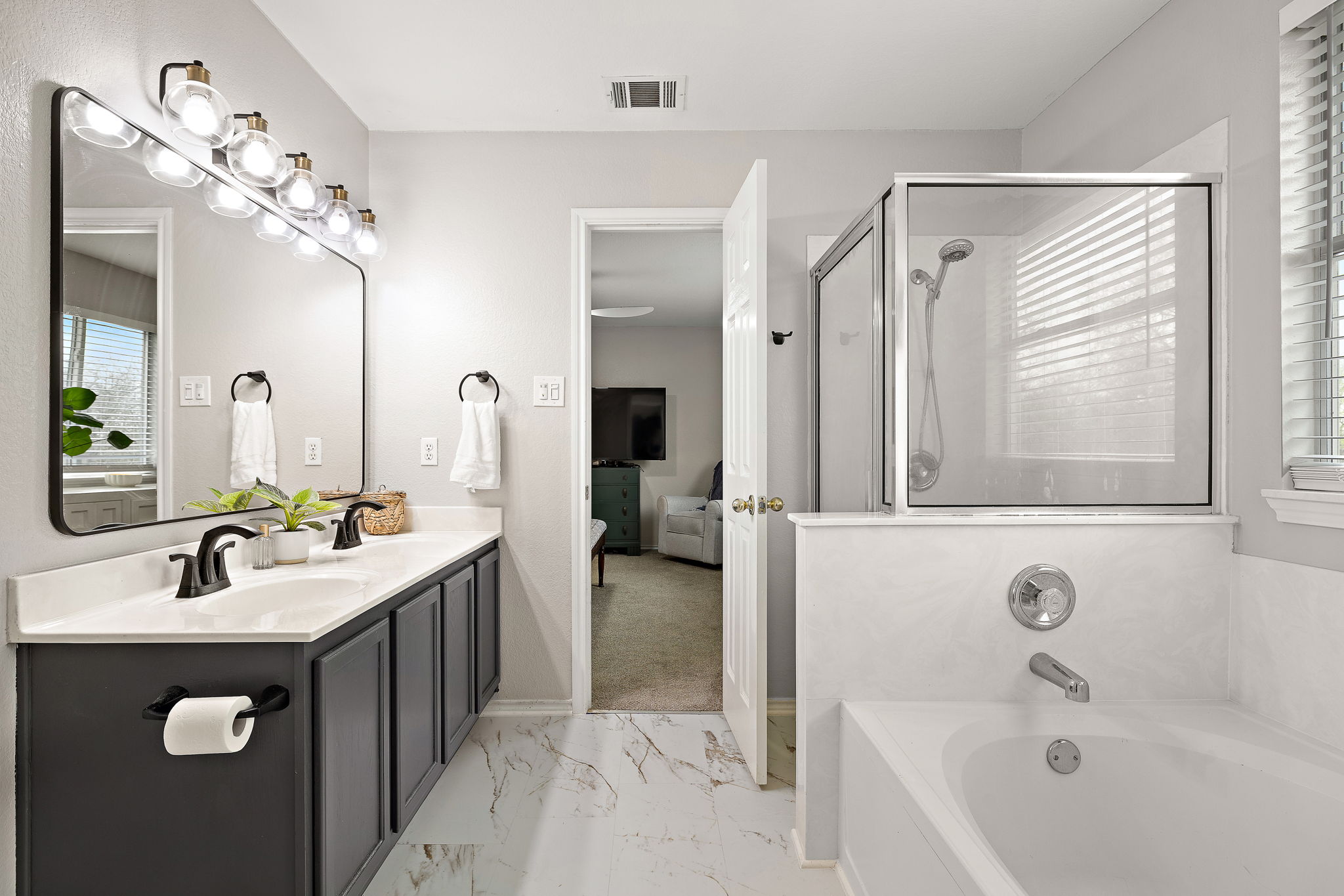 107 Easy Street Hutto, TX 78634 - Photo 19 of 34 a bathroom with a tub a sink and mirror