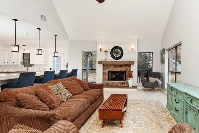 $725,000 | 44 Lake Forest Circle, Conroe, TX 77384