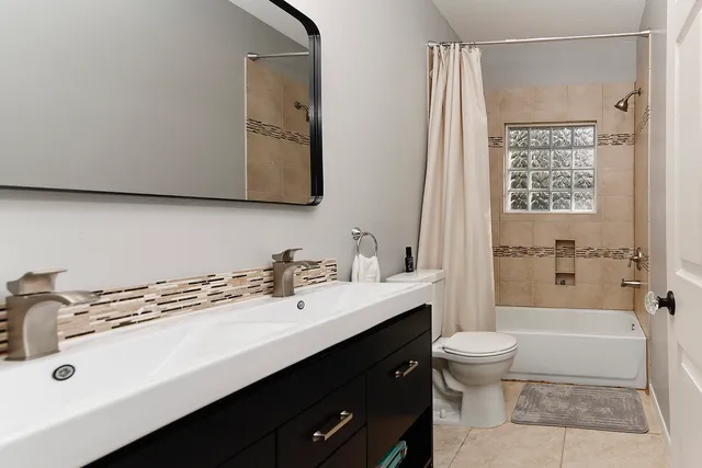 $725,000 | 44 Lake Forest Circle, Conroe, TX 77384