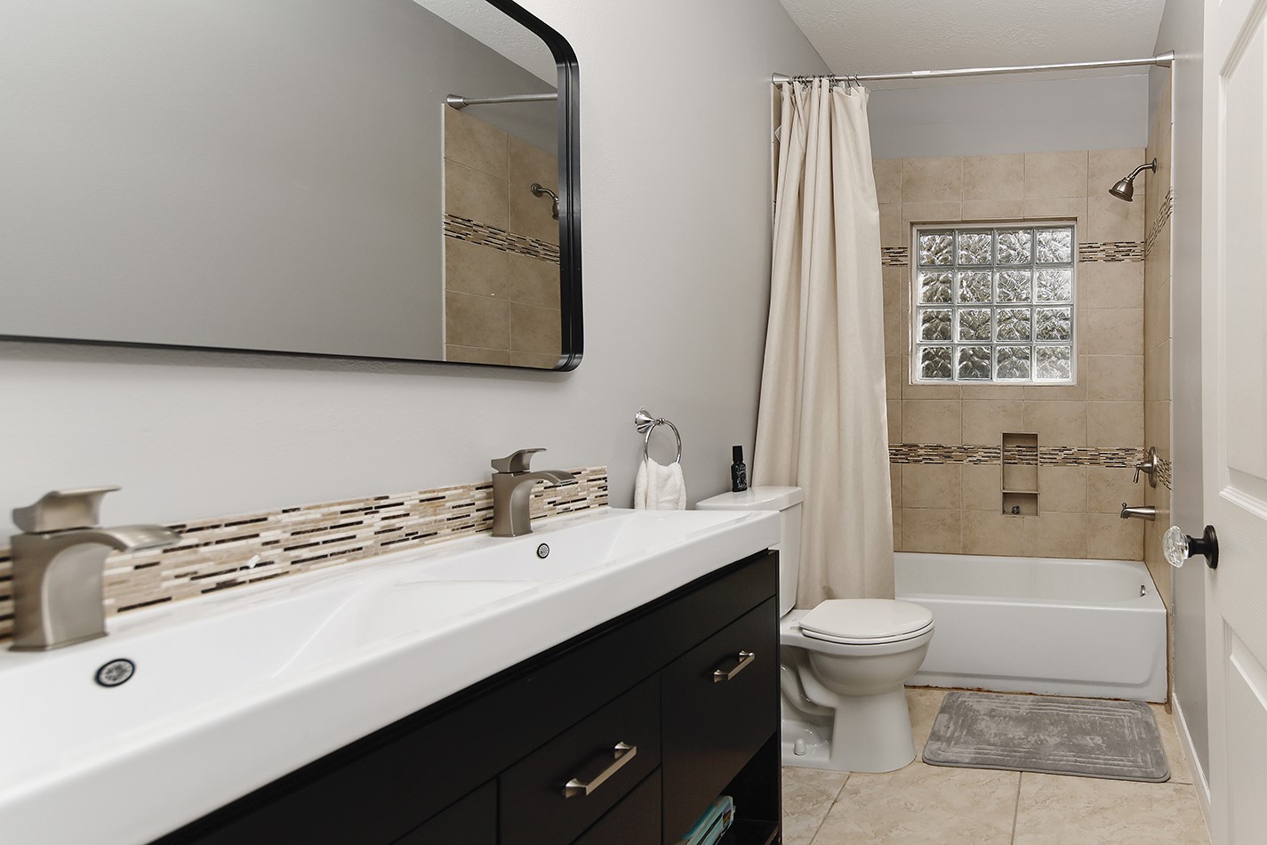 44 Lake Forest Circle Conroe, TX 77384 - Photo 19 of 45 a bathroom with a sink a toilet and a bathtub