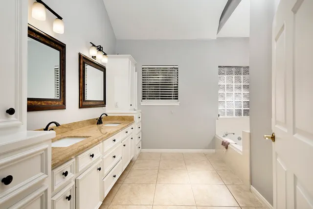 $725,000 | 44 Lake Forest Circle, Conroe, TX 77384