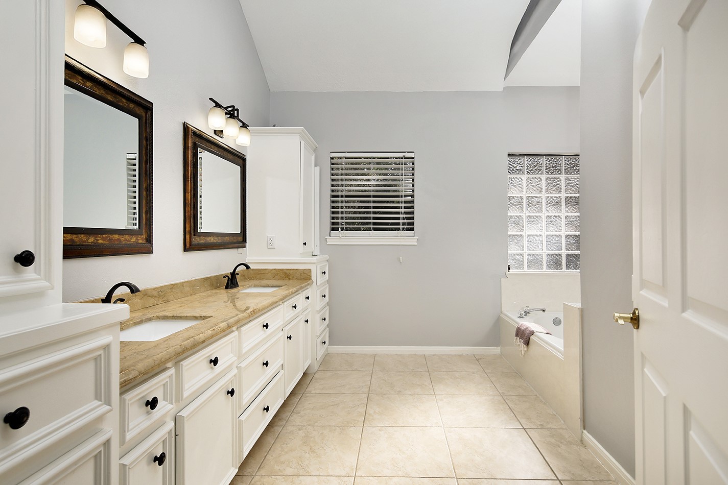 44 Lake Forest Circle Conroe, TX 77384 - Photo 24 of 45 a bathroom with a tub sink and mirror