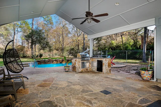 $725,000 | 44 Lake Forest Circle, Conroe, TX 77384