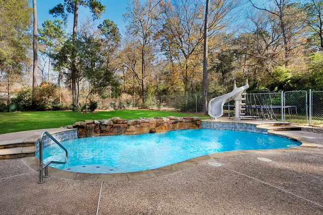 $725,000 | 44 Lake Forest Circle, Conroe, TX 77384