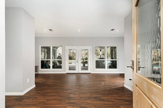 $725,000 | 44 Lake Forest Circle, Conroe, TX 77384