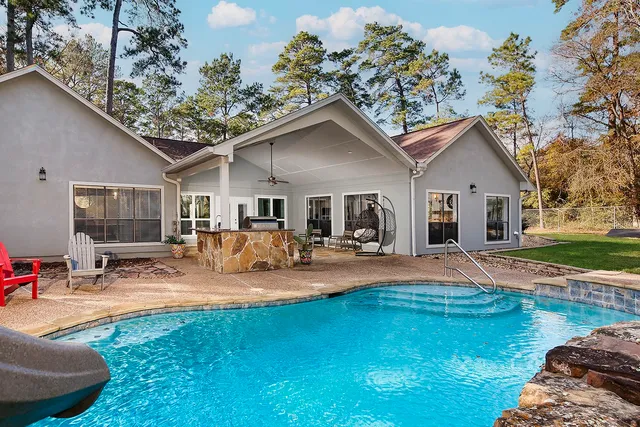 $725,000 | 44 Lake Forest Circle, Conroe, TX 77384