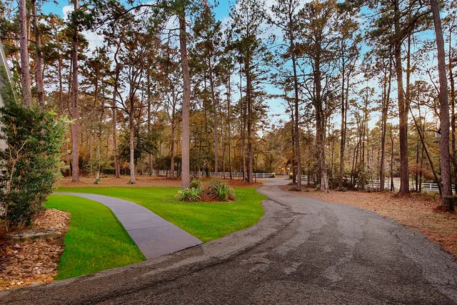 $725,000 | 44 Lake Forest Circle, Conroe, TX 77384