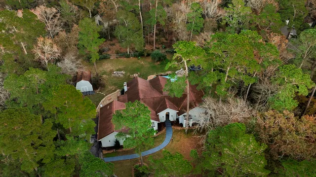 $725,000 | 44 Lake Forest Circle, Conroe, TX 77384