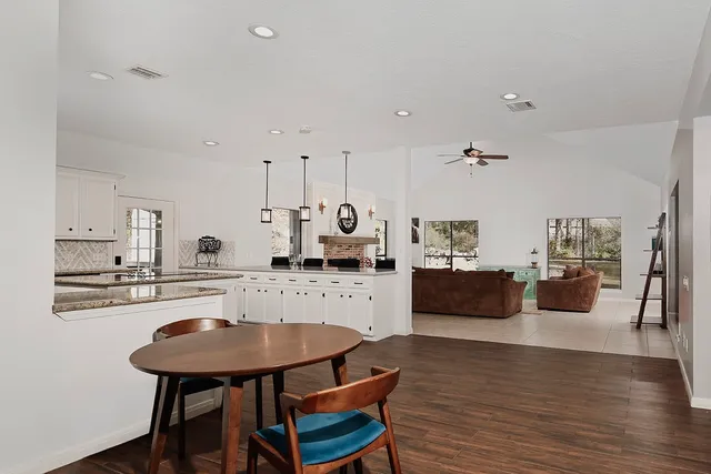 $725,000 | 44 Lake Forest Circle, Conroe, TX 77384