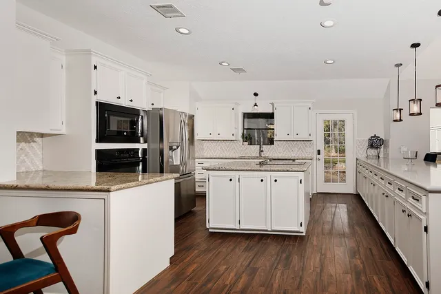 $725,000 | 44 Lake Forest Circle, Conroe, TX 77384