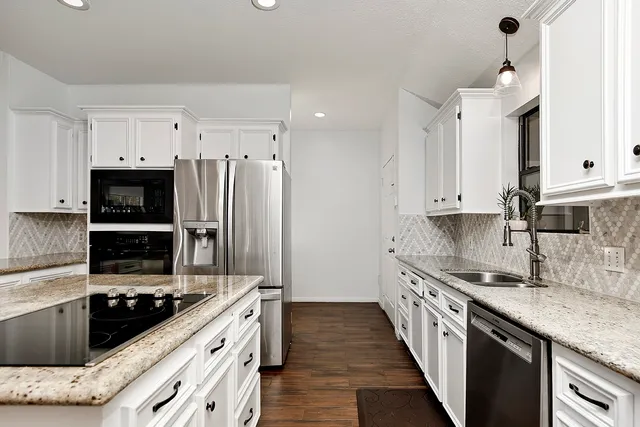 $725,000 | 44 Lake Forest Circle, Conroe, TX 77384