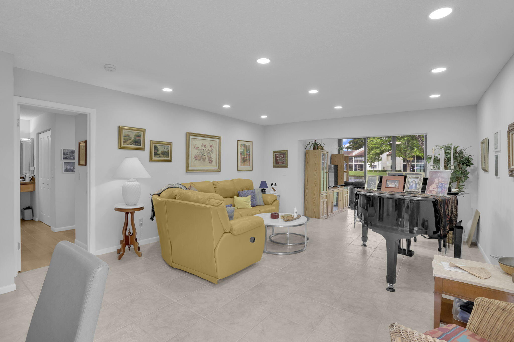21863 Arriba Real, Unit 8J Boca Raton, FL 33433 - Photo 11 of 45 Living Room