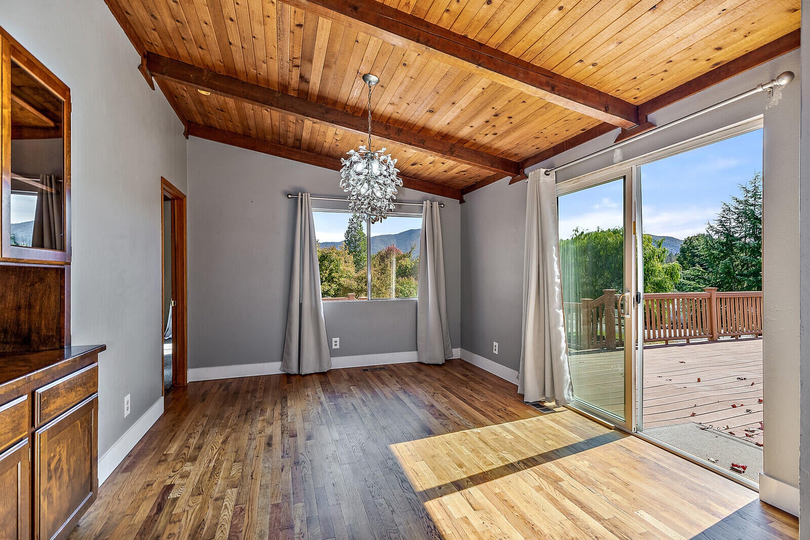 221 Larkin Road Grants Pass, OR 97527 - Photo 10 of 43 31_LR_31_mls