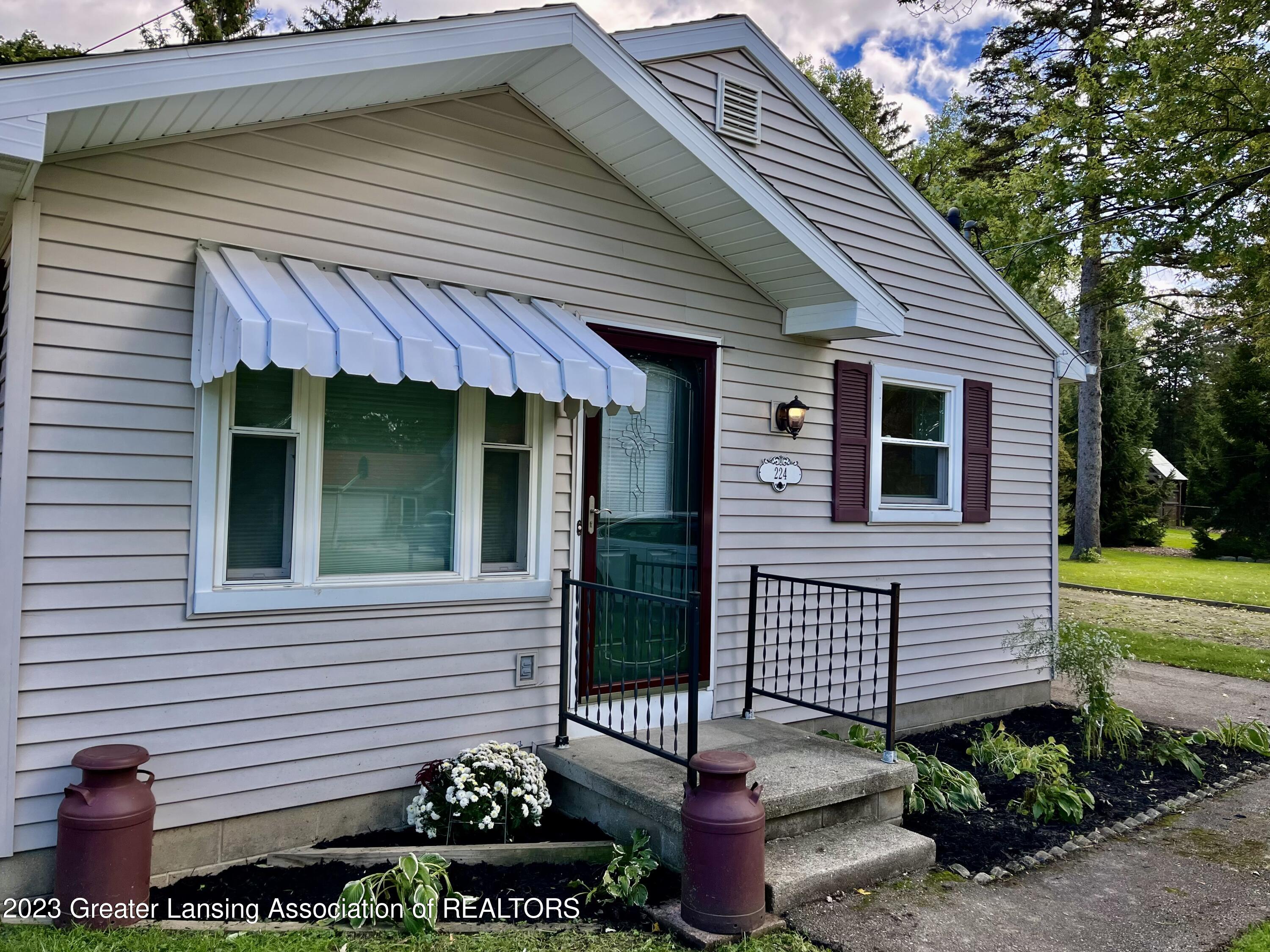 224 Bon Air Road Lansing, MI 48917 - Photo 2 of 16 .