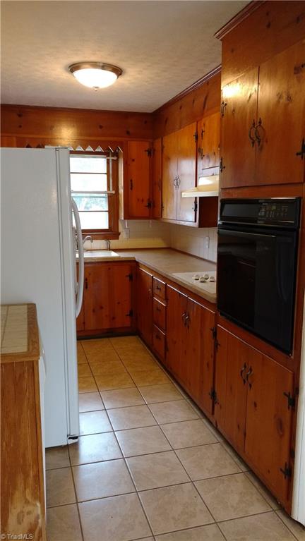 4835 Reid Road Winston-Salem, NC 27107 - Photo 5 of 10 Nice wood cabinetry, built-in cooktop and oven in kitchen.