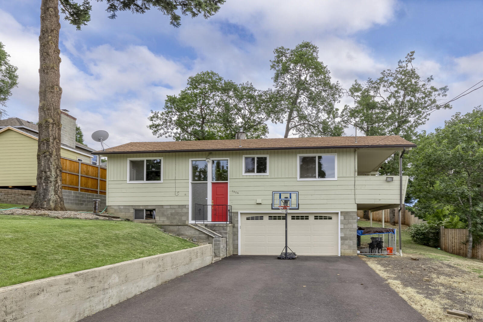1306 Ridge Way Medford, OR 97504 - Photo 1 of 36 01