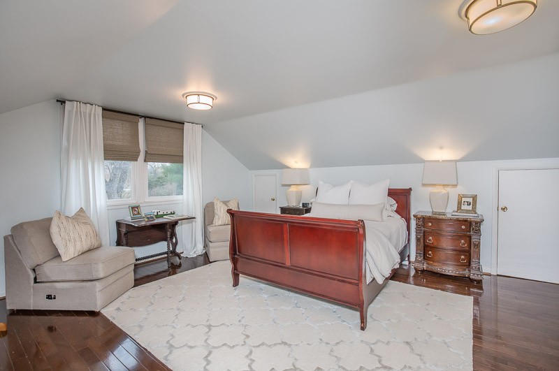 5911 Post Road Nashville, TN 37205 - Photo 23 of 38 a bedroom with furniture and a couch