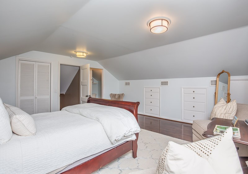 5911 Post Road Nashville, TN 37205 - Photo 24 of 38 a bedroom with a bed and a couch