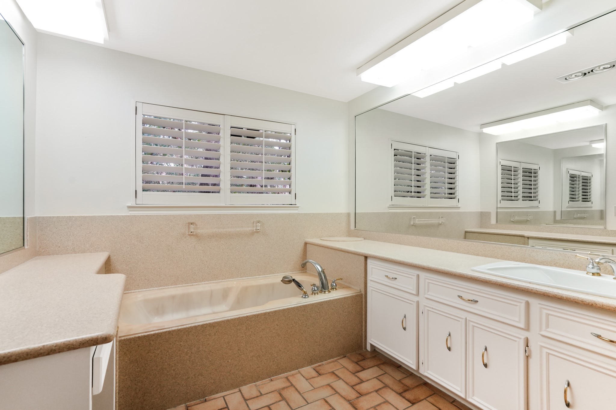 201 Vanderpool Lane, Unit 65 Houston, TX 77024 - Photo 24 of 34 a spacious bathroom with a tub sink and mirror