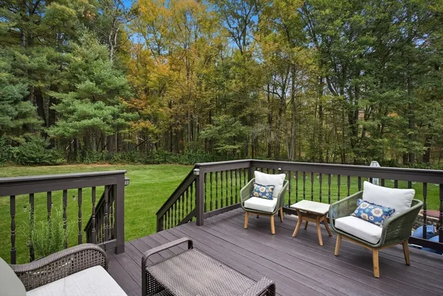 a view of a house with backyard