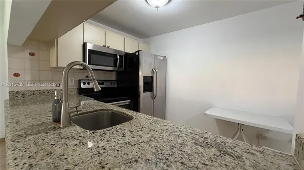 $2,300 | 6385 West 27th Avenue, Unit 113, Hialeah, FL 33016