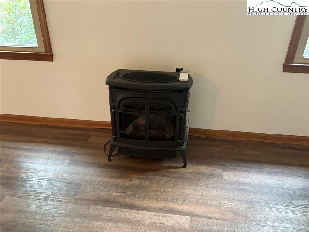 527 Windridge Road Newland, NC 28657 - Photo 11 of 33 a room with wooden floor and a window