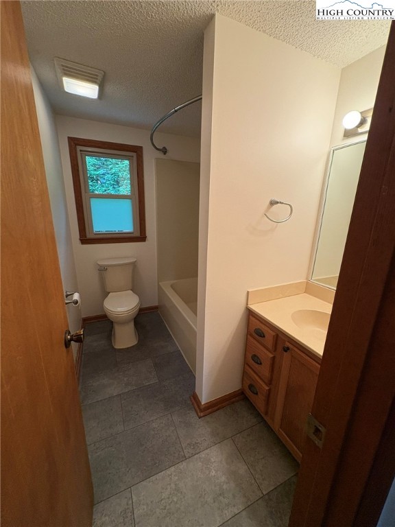 527 Windridge Road Newland, NC 28657 - Photo 13 of 33 a bathroom with a sink a toilet and a mirror