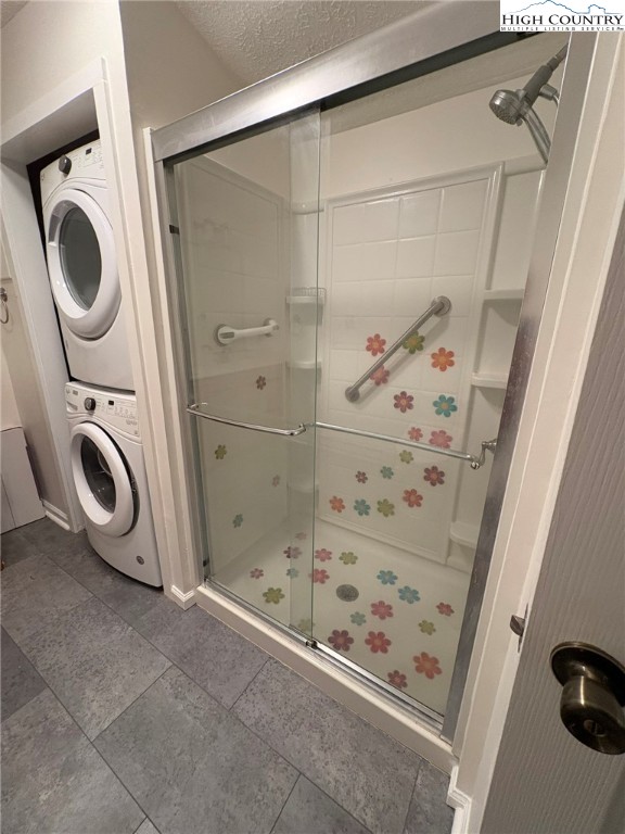 527 Windridge Road Newland, NC 28657 - Photo 18 of 33 a bathroom with a bathtub and a shower