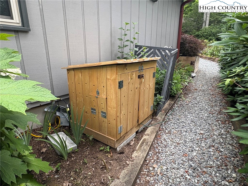 527 Windridge Road Newland, NC 28657 - Photo 22 of 33 a view of a pathway with a flower plants