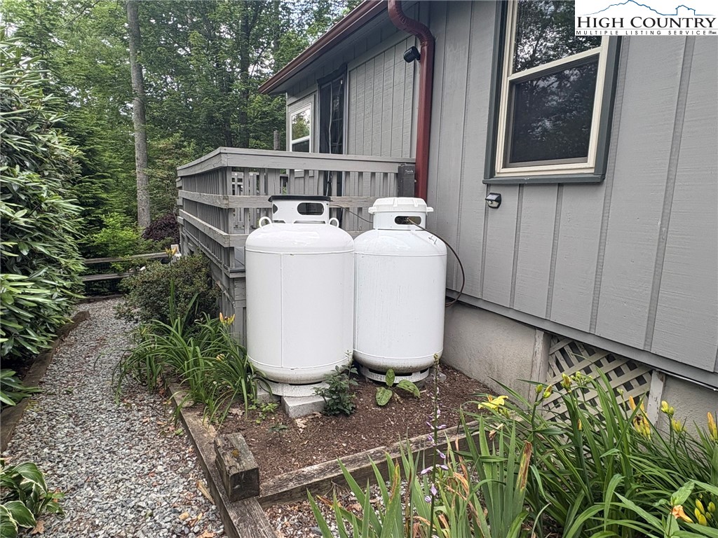527 Windridge Road Newland, NC 28657 - Photo 24 of 33 a view of a back yard of the house