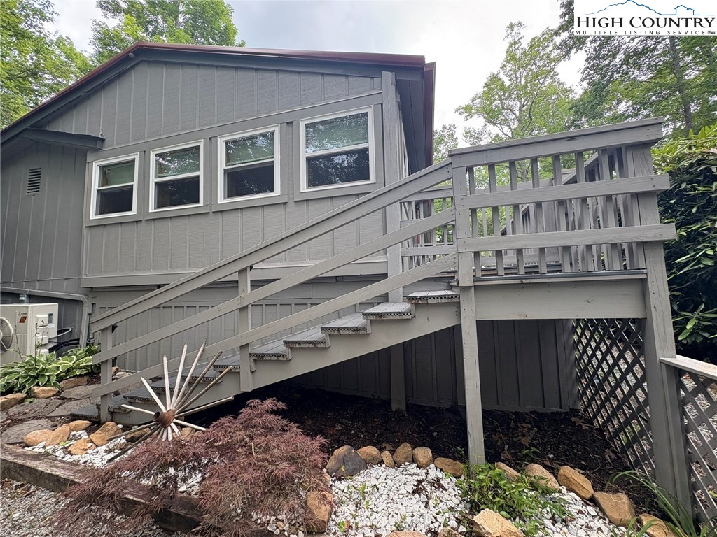 527 Windridge Road Newland, NC 28657 - Photo 3 of 33 a balcony with table and chairs
