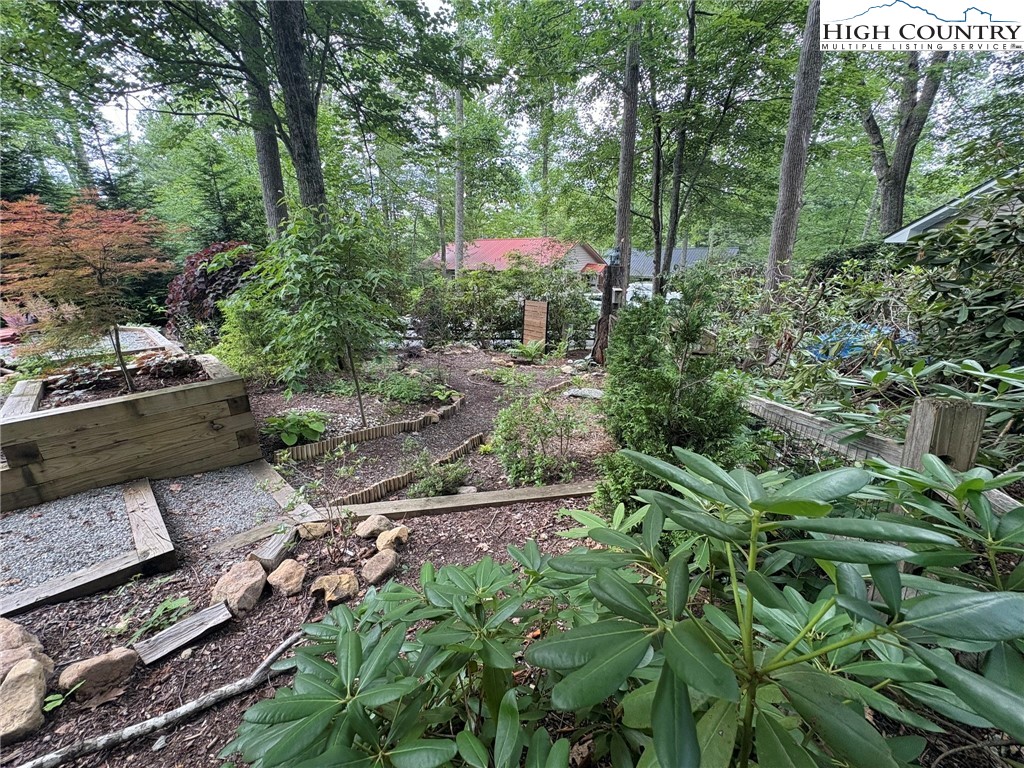 527 Windridge Road Newland, NC 28657 - Photo 5 of 33 a backyard of a house with lots of green space