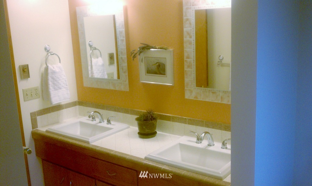 3926 Southwest Kenyon Street Seattle, WA 98136 - Photo 10 of 15 Gallery Image 10