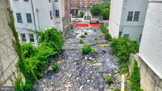 a view of yard with an and white house