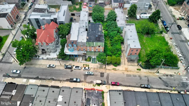 a view of entryway with a yard