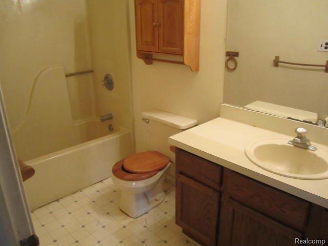 4029 Elmhurst Road Waterford, MI 48328 - Photo 6 of 9 bathroom