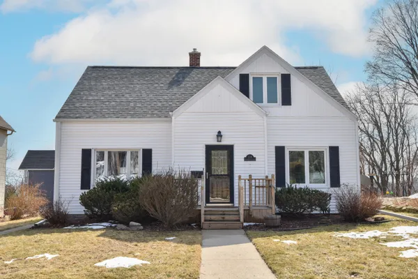 $2,700 | 309 West Washington Street, Port Washington, WI 53074