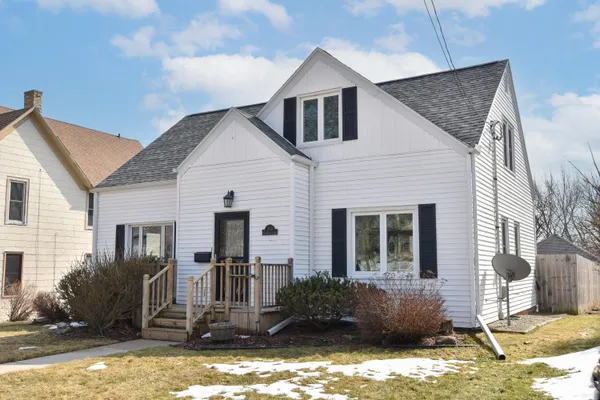 $2,700 | 309 West Washington Street, Port Washington, WI 53074