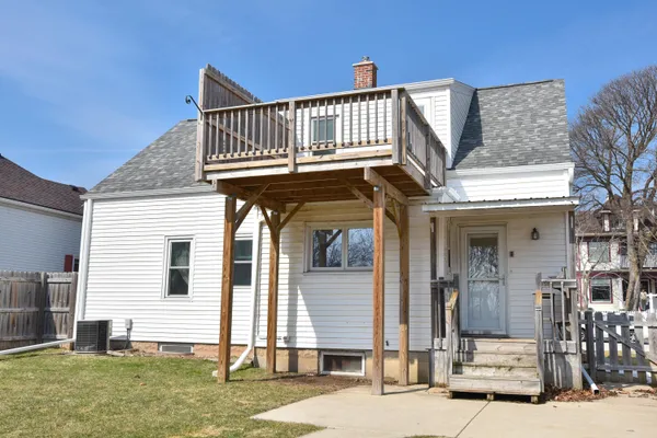 $2,700 | 309 West Washington Street, Port Washington, WI 53074