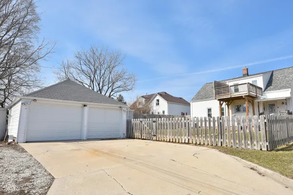 $2,700 | 309 West Washington Street, Port Washington, WI 53074