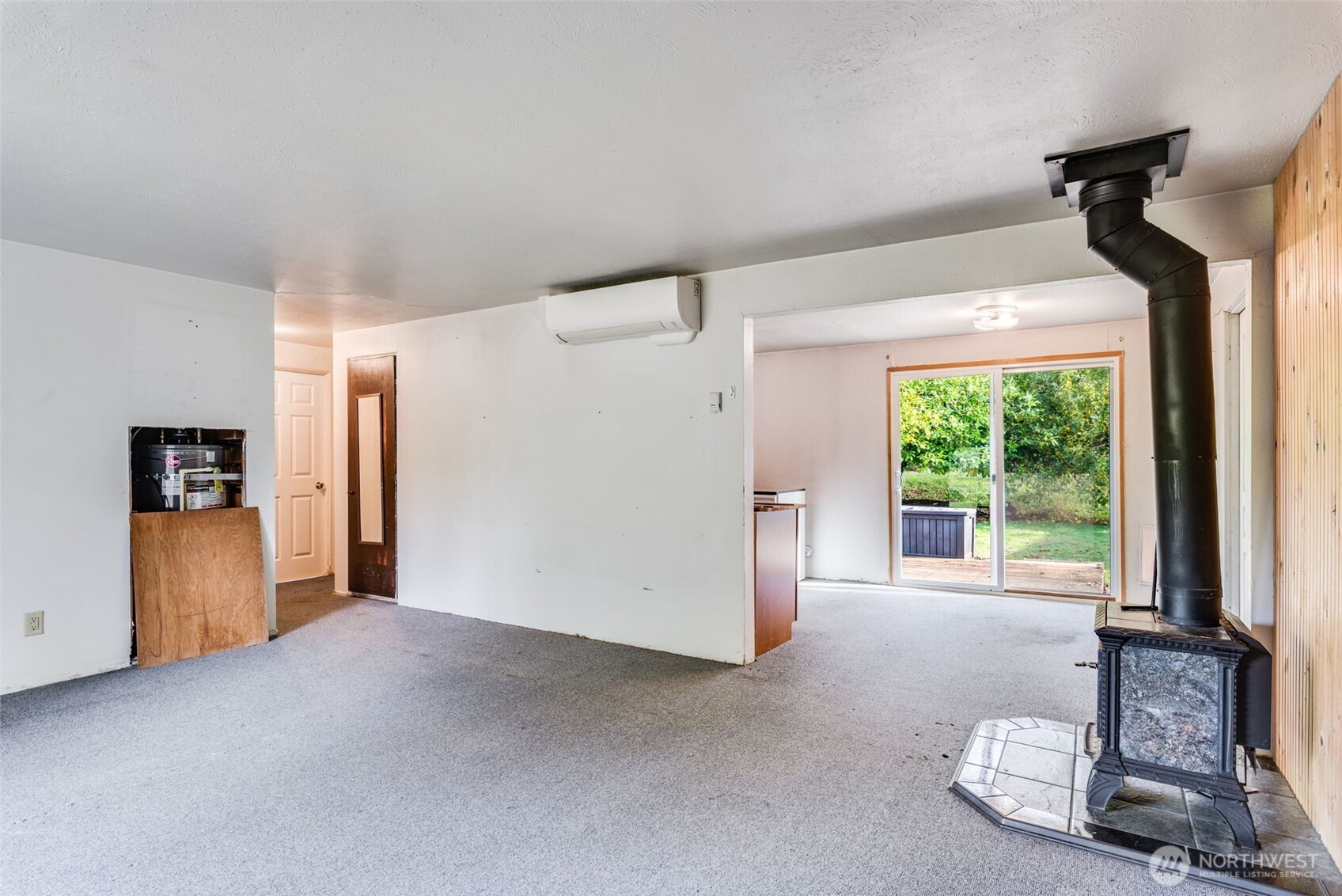 33526 18th Avenue South Federal Way, WA 98003 - Photo 4 of 31 a view of a livingroom with furniture and a window