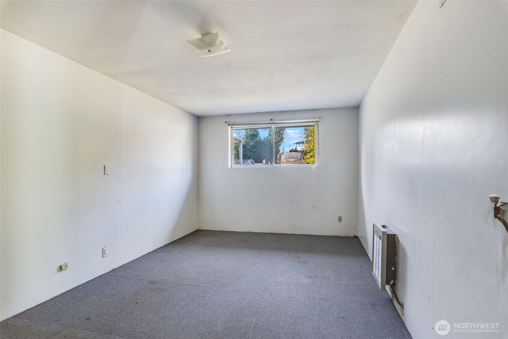 33526 18th Avenue South Federal Way, WA 98003 - Photo 9 of 31 an empty room with windows