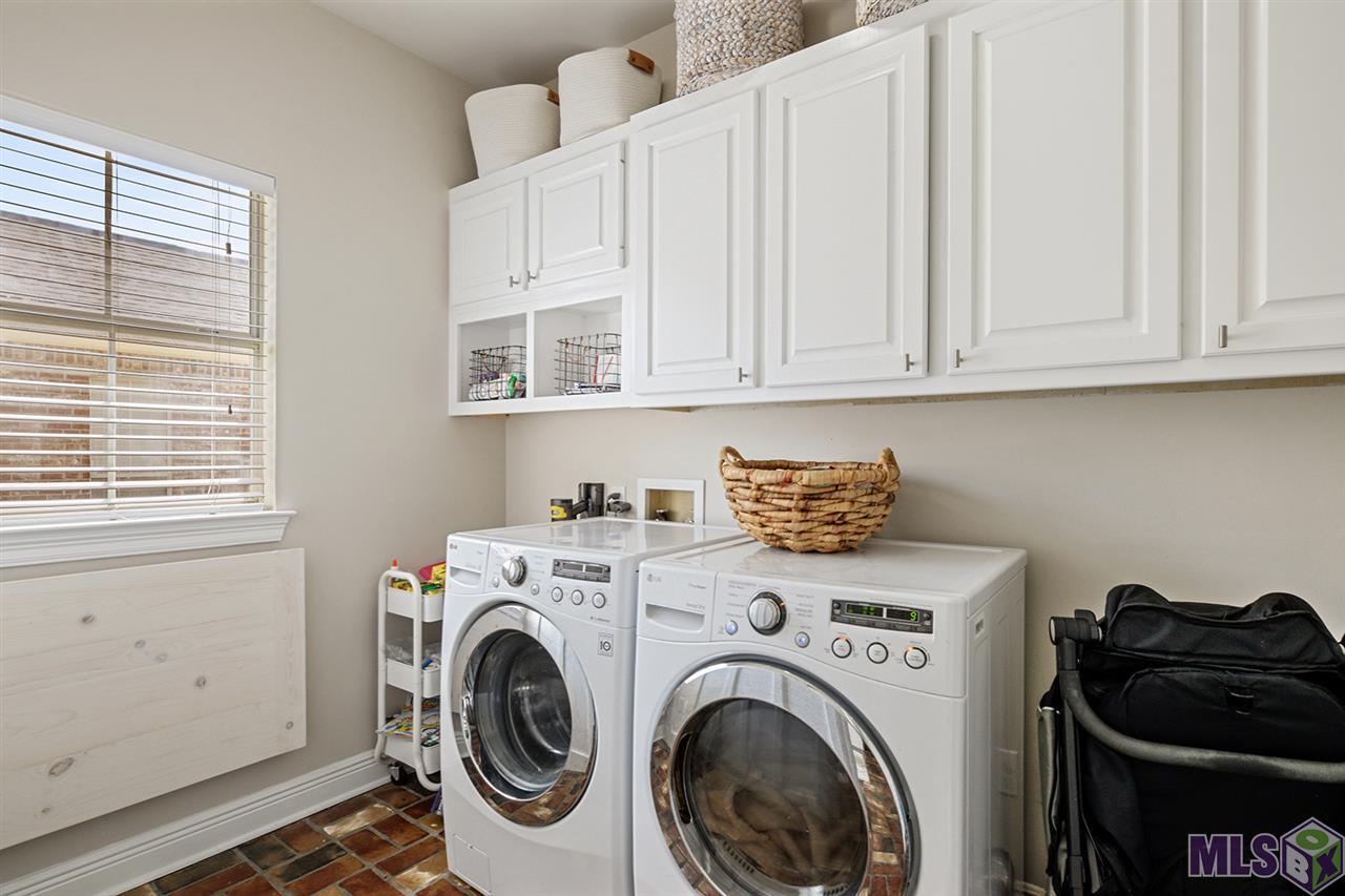 17725 Ridge Park Avenue Baton Rouge, LA 70817 - Photo 16 of 21 Awesome Laundry Room with Custom Built Ins!