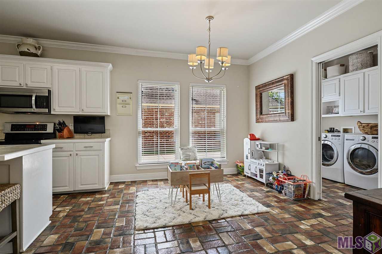 17725 Ridge Park Avenue Baton Rouge, LA 70817 - Photo 5 of 21 Breakfast Nook/Keeping Room off of Kitche