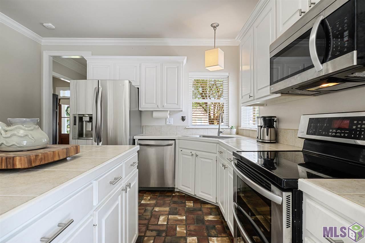 17725 Ridge Park Avenue Baton Rouge, LA 70817 - Photo 8 of 21 Kitchen with Island