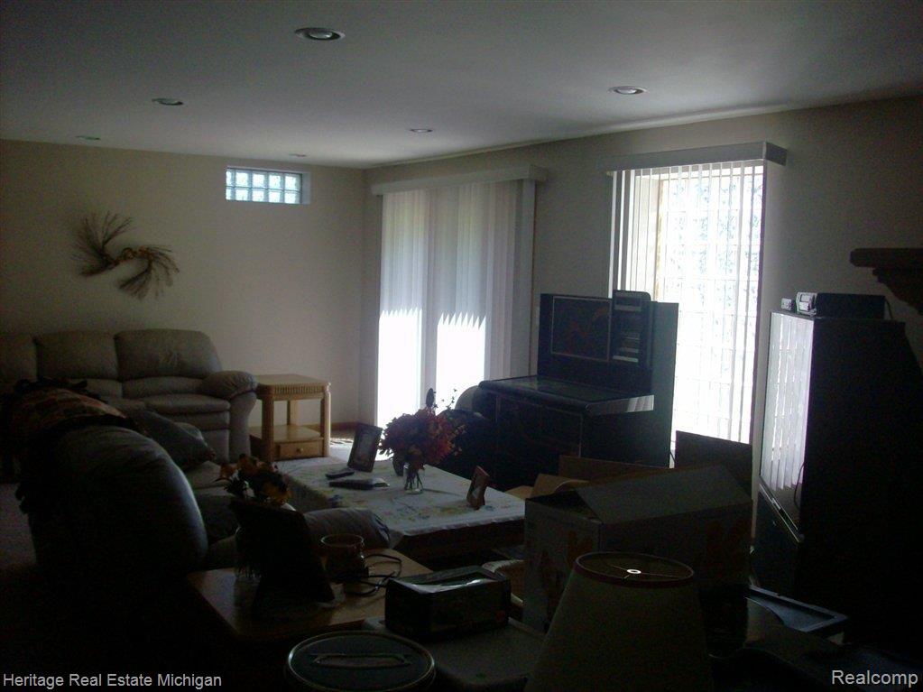 6348 Oak Grove Road Howell, MI 48855 - Photo 15 of 24 FamilyRoom w/Recessed Lighting